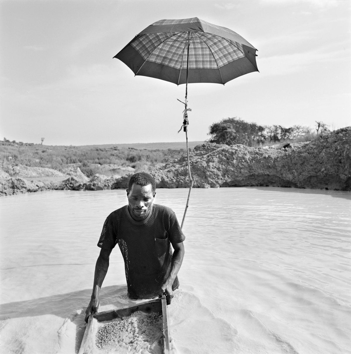 Domingos Papa Seko (35) washing gravel in amine in Angola.
