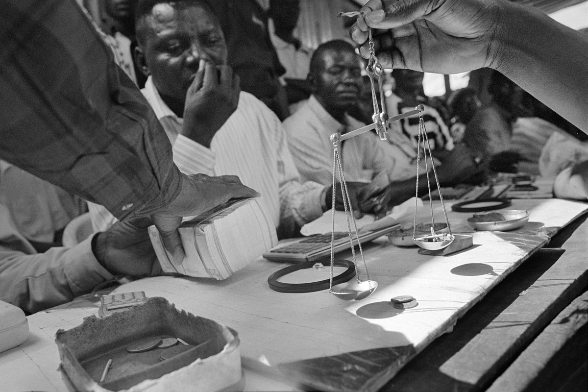 Diamond market in Mbuji-Mayi, DR Congo. Thediamond industry draws its materials fromsome of the poorest and most troubled regionsin the world.