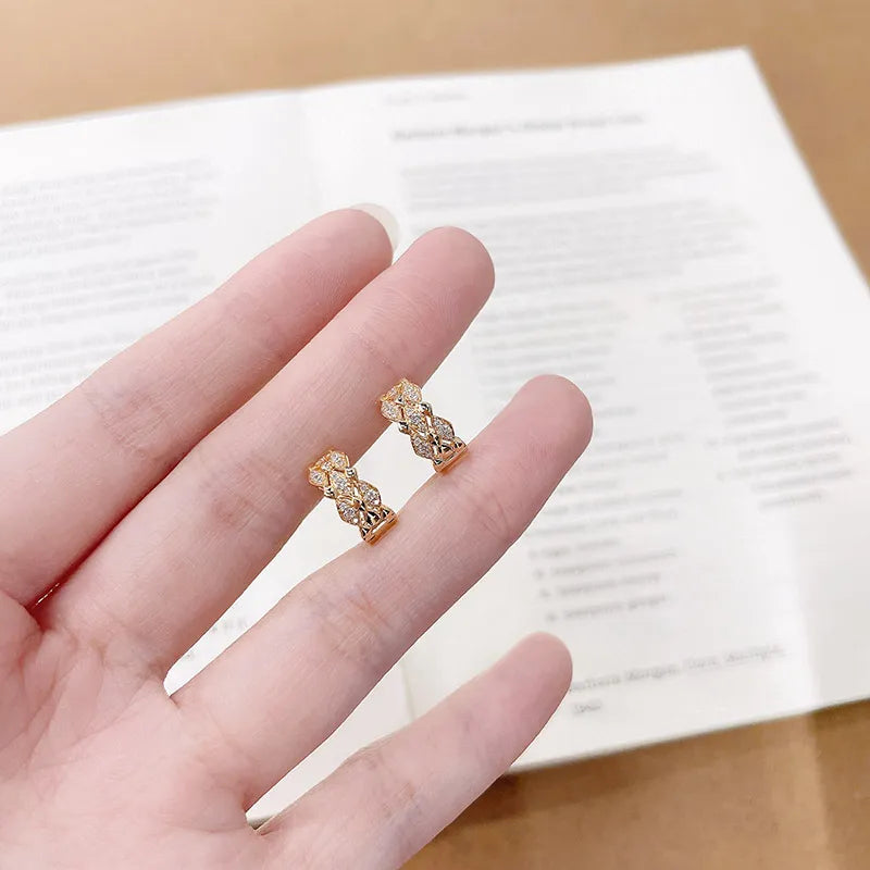 0.17 ctw Cross Round-Cut Lab-Grown Diamond Ear Cuff in 18K Yellow Gold