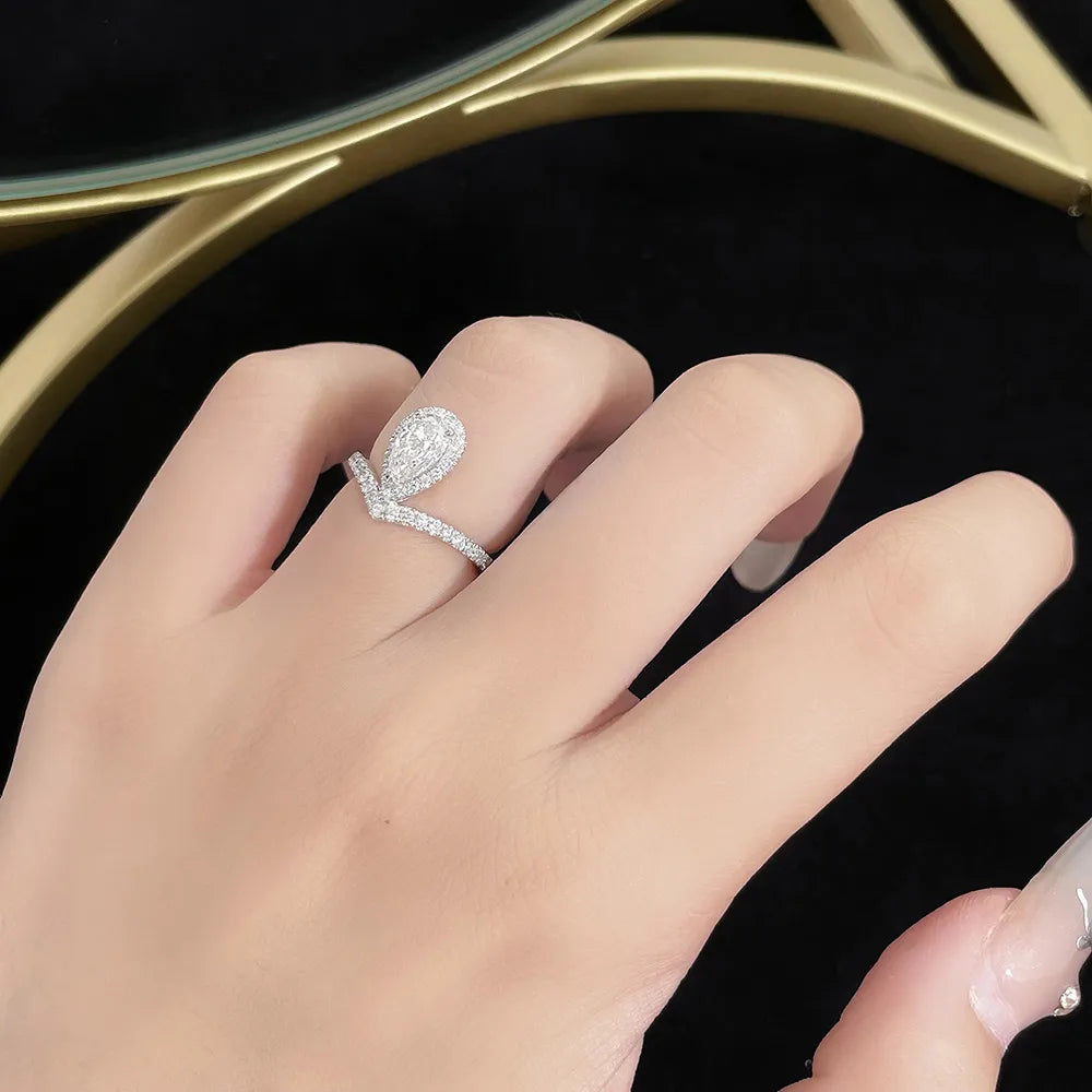 1.1 ct Classic Pear-Cut Lab-Grown Diamond Ring in PT950 Platinum