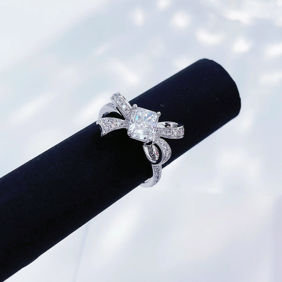 1.02 ct Four-Prong Round-Cut Lab-Grown Diamond Ring in PT950 Platinum – APYFR0100-PT