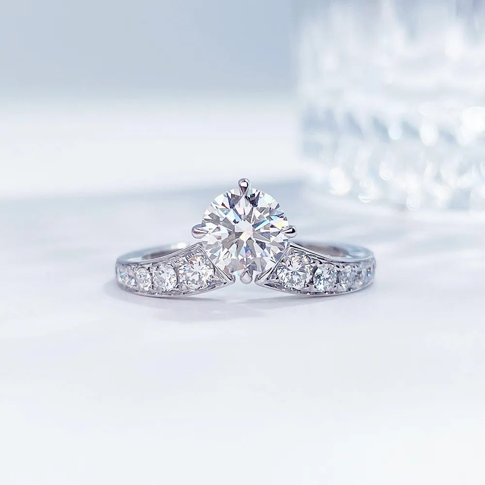 1.06 ct Crown Four-Prong Round-Cut Lab-Grown Diamond Ring in PT950 Platinum