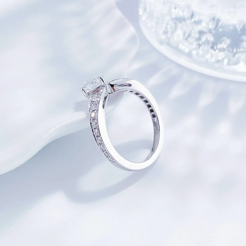 1.06 ct Crown Four-Prong Round-Cut Lab-Grown Diamond Ring in PT950 Platinum