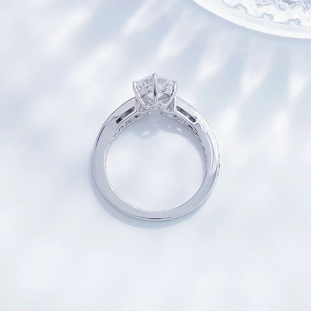 1.06 ct Crown Four-Prong Round-Cut Lab-Grown Diamond Ring in PT950 Platinum