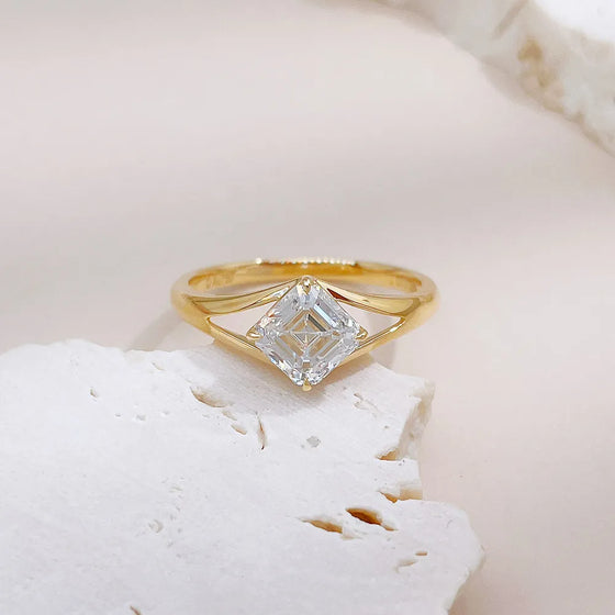 1.07 ct Cross Four-Prong Princess-Cut Lab-Grown Diamond Ring in 18K Yellow Gold