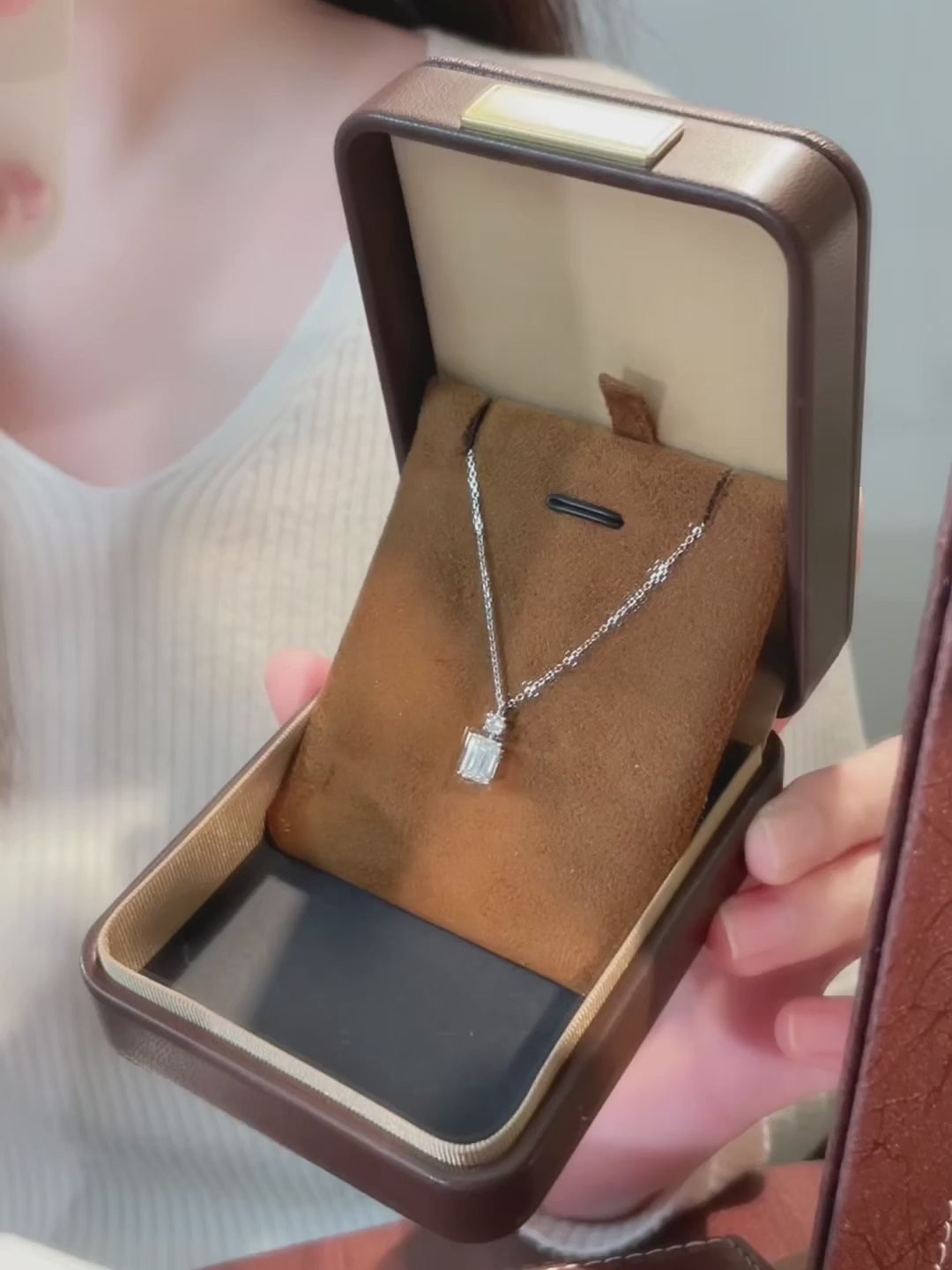 1.06 ct Minimalist Emerald-Cut Lab-Grown Diamond Necklace in PT950 Platinum – APYN0020-PT video